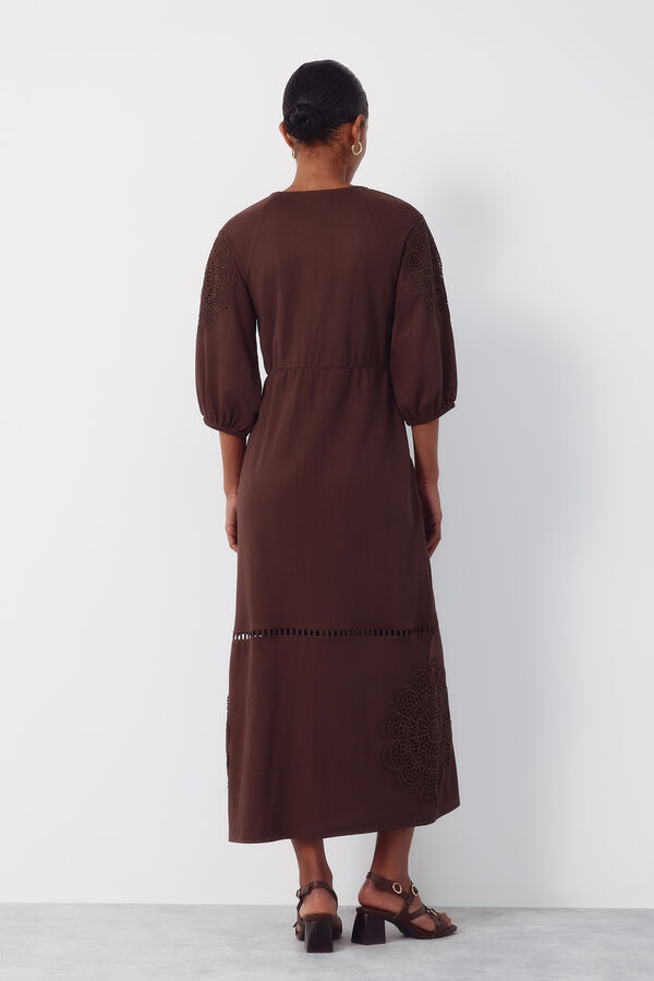 Cortefiel Vestido con parche de guipur floral Marr&oacute;n