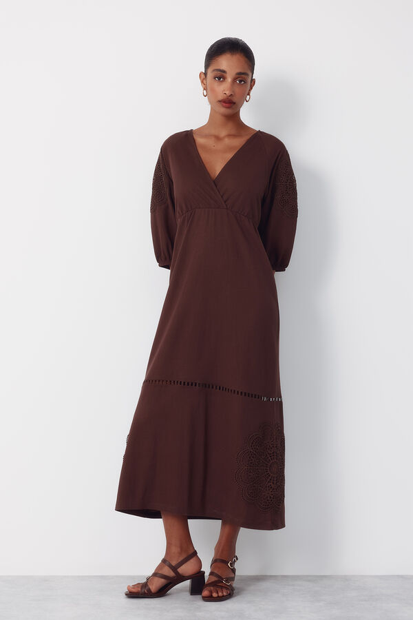Cortefiel Vestido con parche de guipur floral Marr&oacute;n