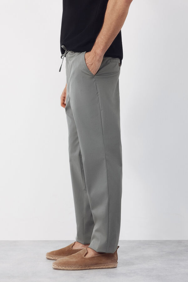 Cortefiel Pantal&oacute;n chino t&eacute;cnico ligero Kaki