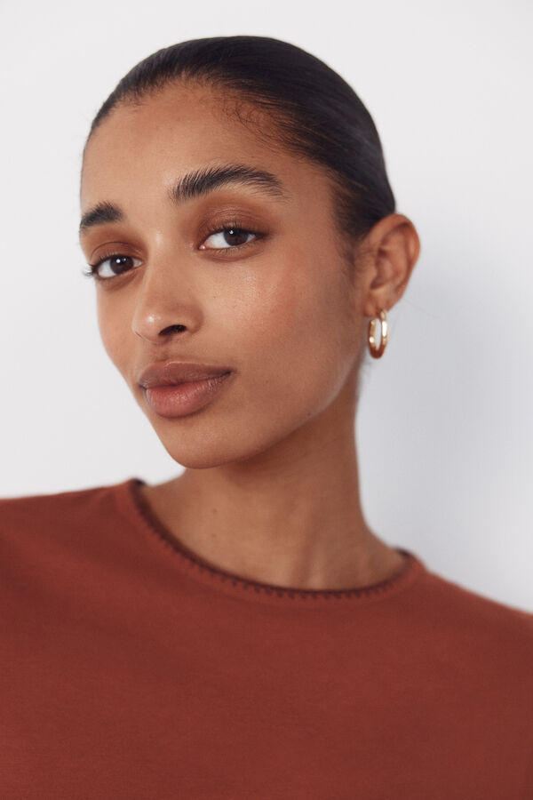 Cortefiel Playera bordada con ribete Marr&oacute;n