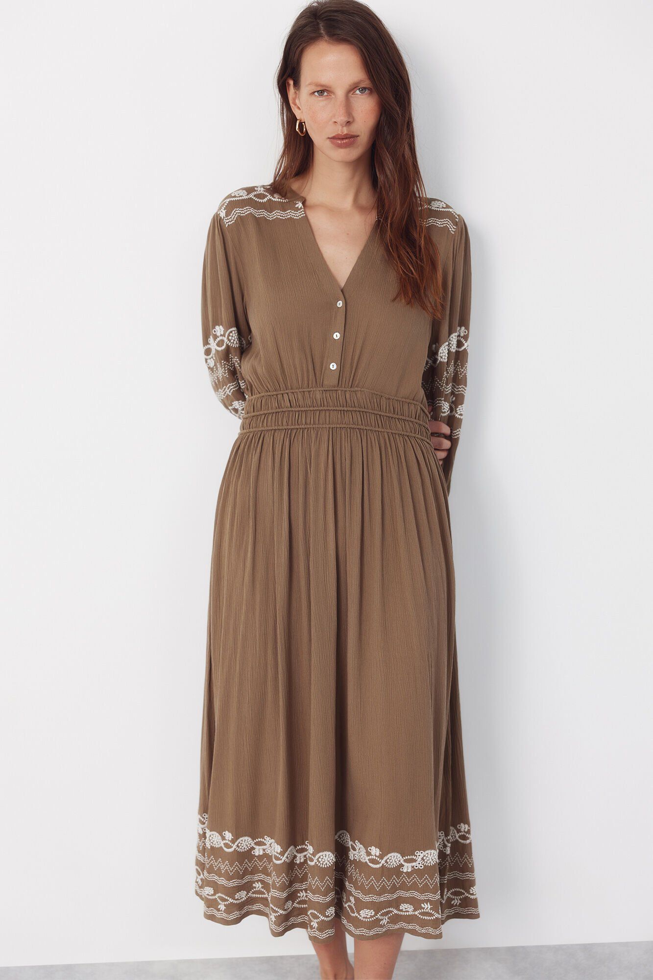 Cortefiel Vestido con bordados