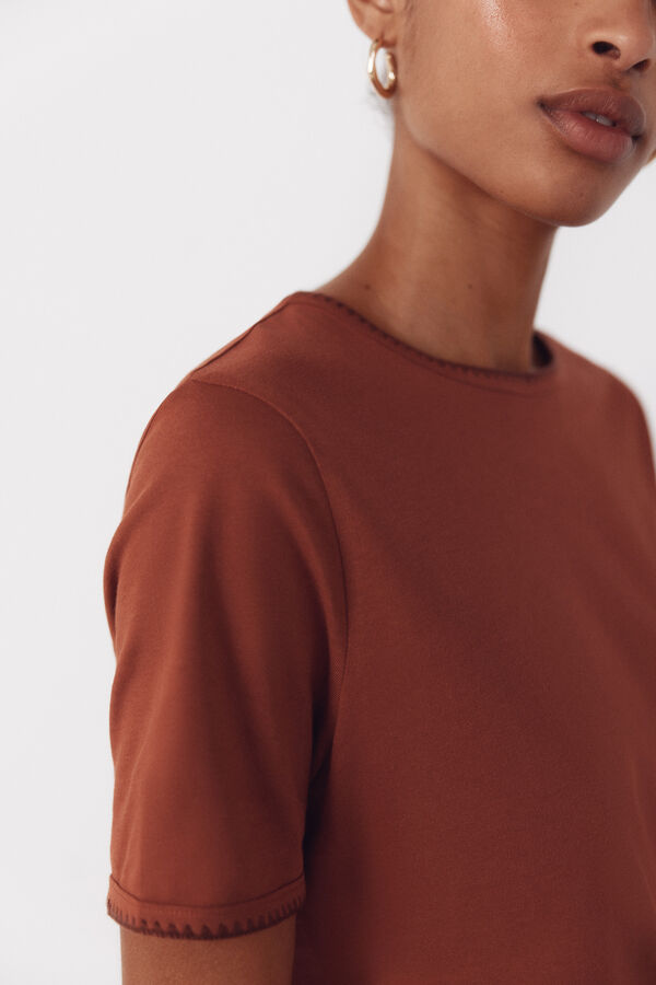 Cortefiel Playera bordada con ribete Marr&oacute;n