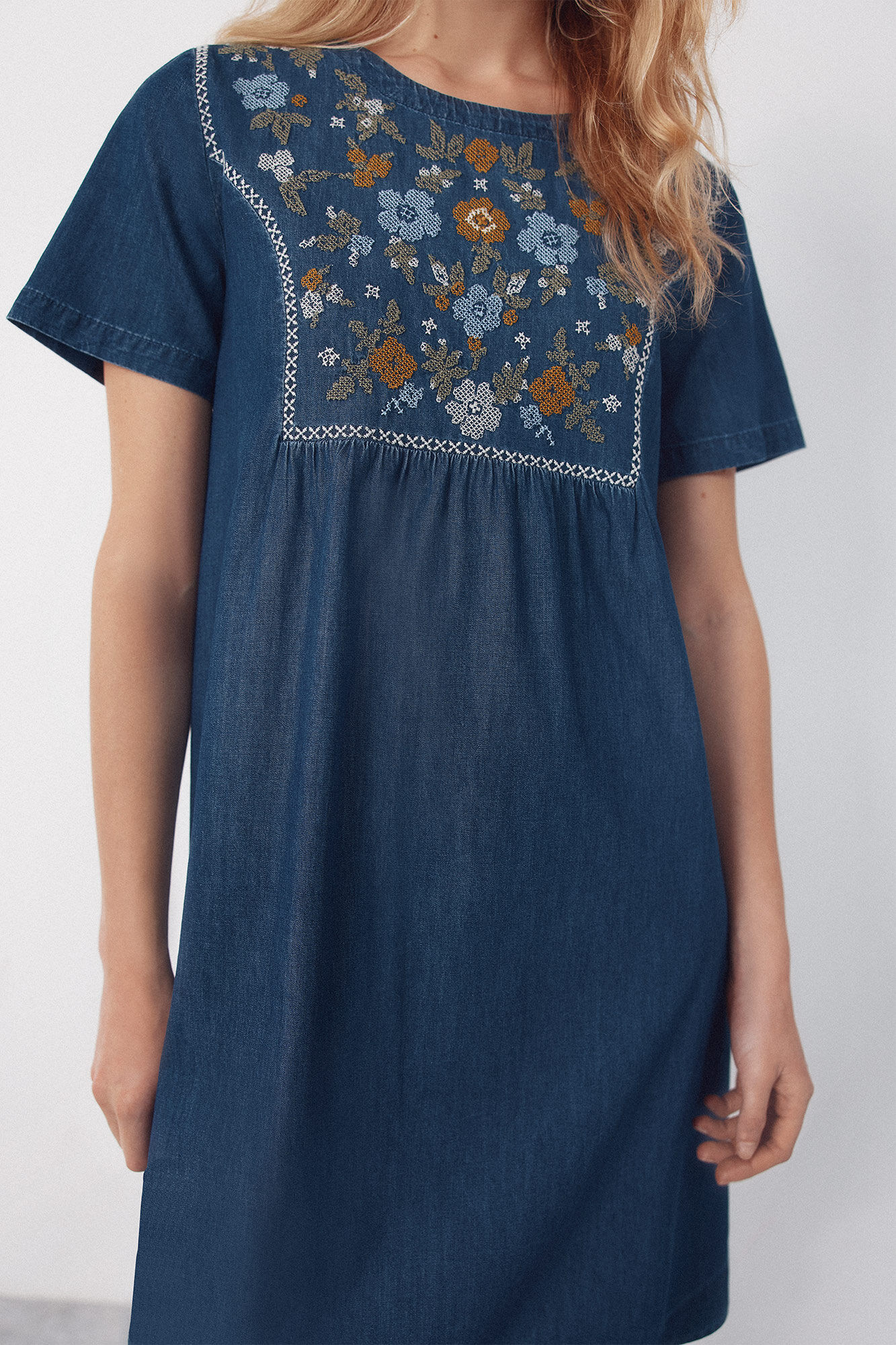 Cortefiel Vestido con bordados