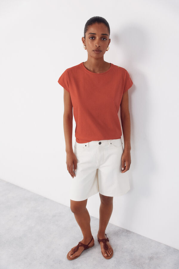 Cortefiel Playera b&aacute;sica con botones dorados Coral