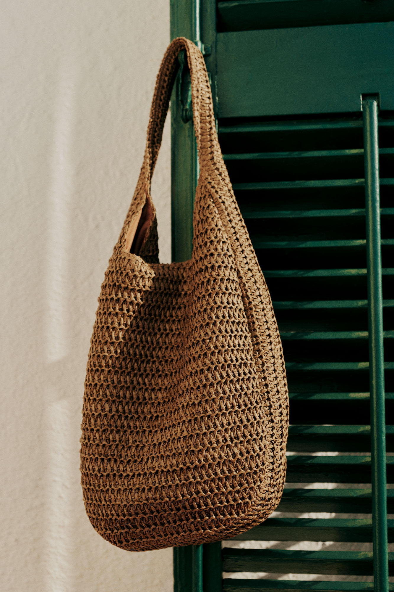 Cortefiel Bolsa hobo trenzada de rafia