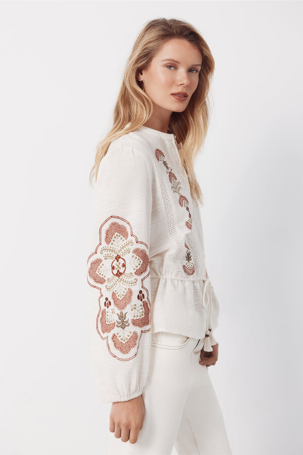 Cortefiel Blusa bordada con cintura ajustable Marfil