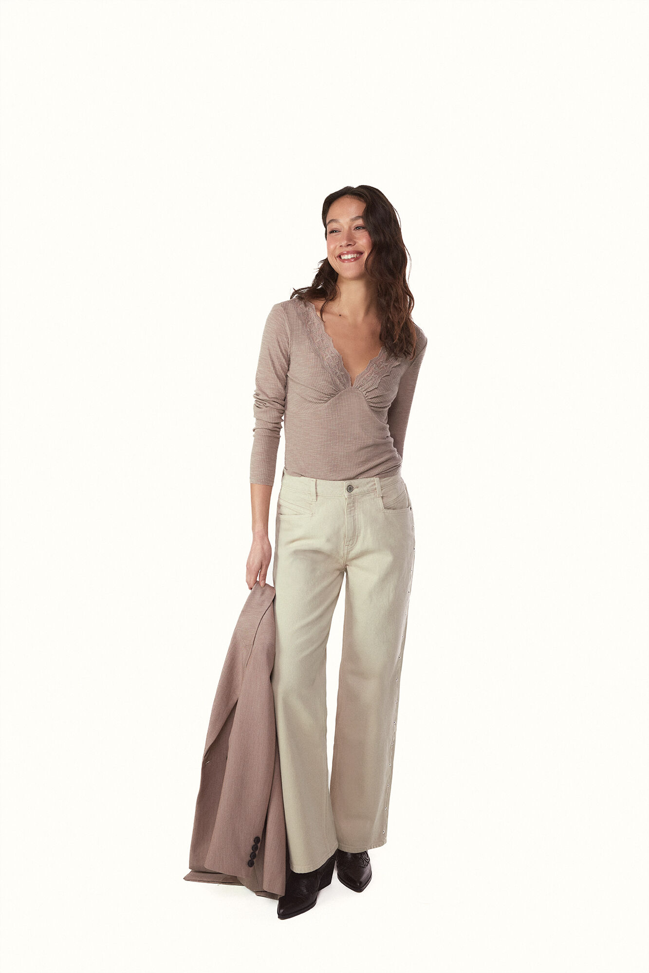 Slowlove Top con estructura y detalle de blonda