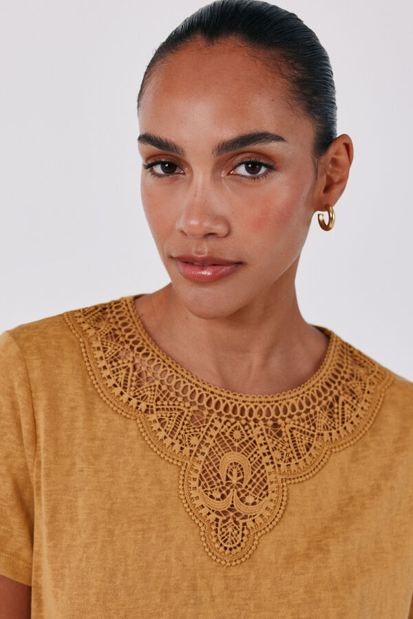 Cortefiel Playera con escote de guipur Dorado