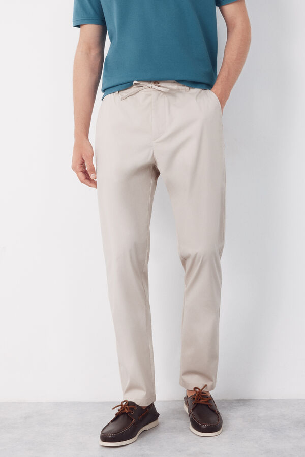 Cortefiel Pantal&oacute;n chino t&eacute;cnico ligero Beige