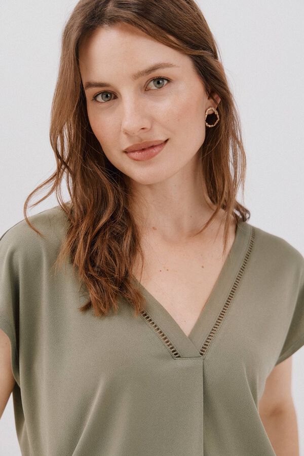 Cortefiel Playera pico con detalle puntilla Kaki