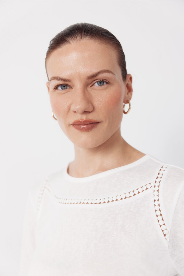 Cortefiel Playera con detalle de vainicas Marfil