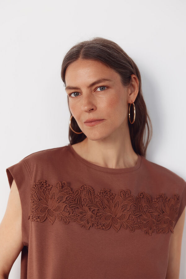 Cortefiel Playera con cinta de crochet floral Marr&oacute;n
