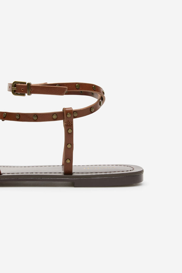 Cortefiel Sandalia plana de tiras Marr&oacute;n