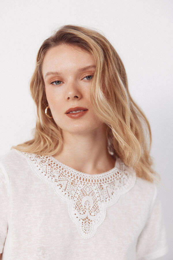 Cortefiel Playera con escote de guipur Blanco