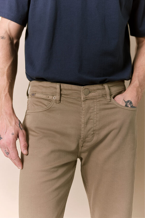 OOTO Pantal&oacute;n 5 bolsillos color slim Camel
