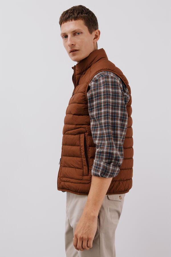 Cortefiel Chaleco acolchado ultralight Marr&oacute;n