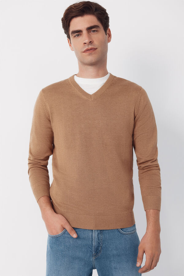 Cortefiel Jersey punto algod&oacute;n cuello pico b&aacute;sico Camel