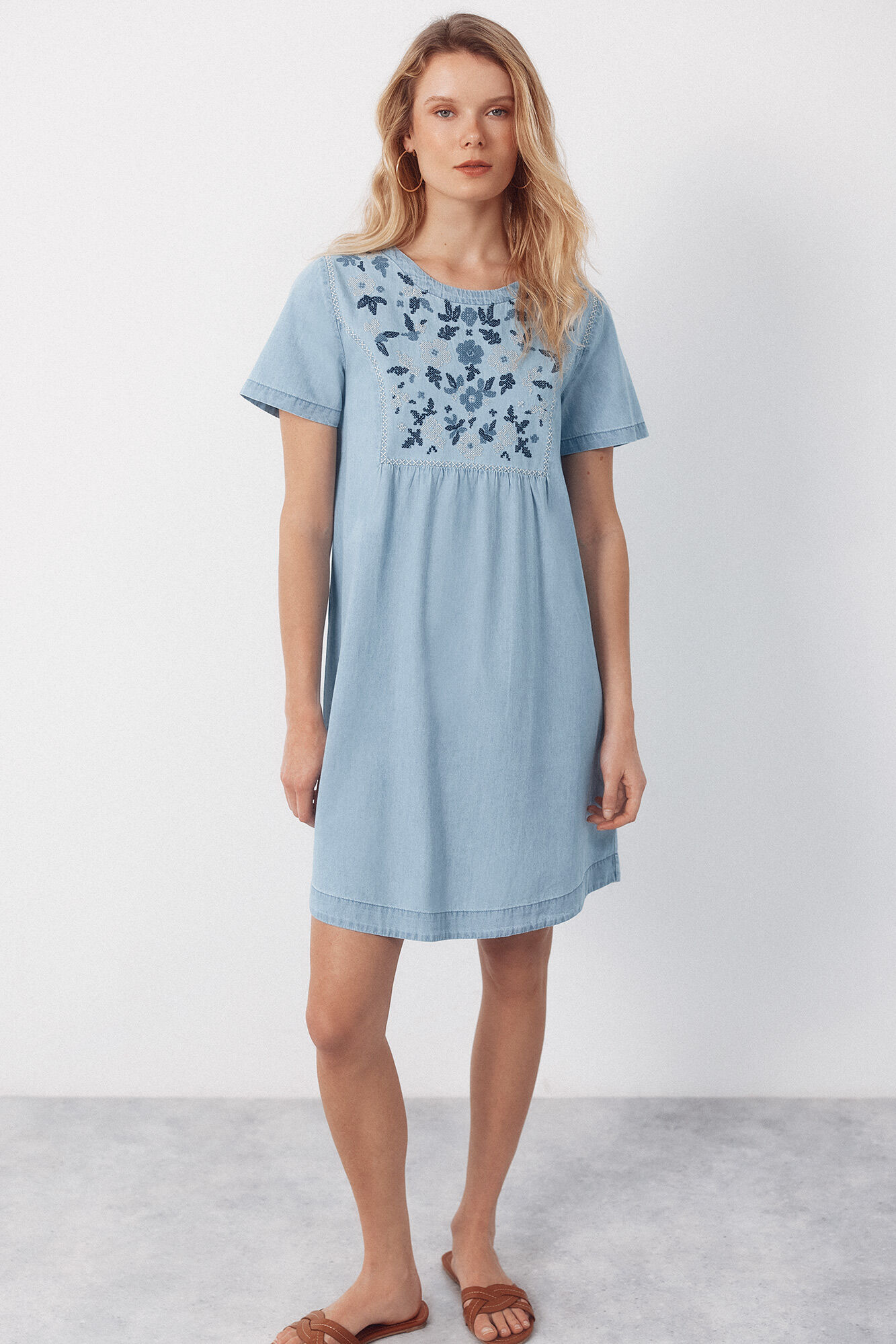 Cortefiel Vestido con bordados