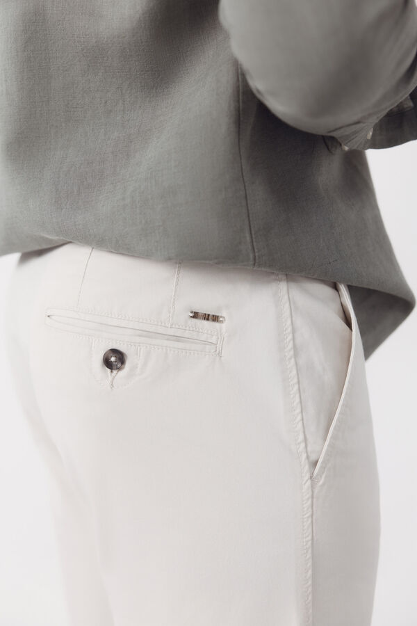Cortefiel Bermuda chino Marfil