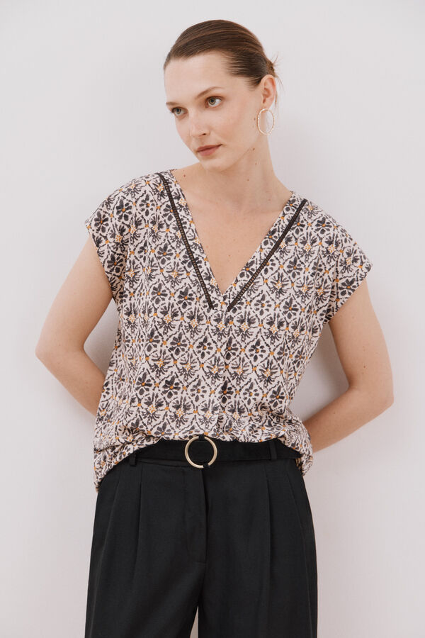 Cortefiel Playera pico con detalle puntilla Estampado blanco