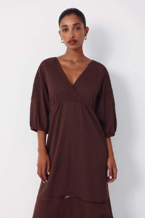 Cortefiel Vestido con parche de guipur floral Marr&oacute;n
