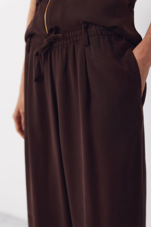 Cortefiel Pantal&oacute;n de tencel con cintur&oacute;n Marr&oacute;n oscuro