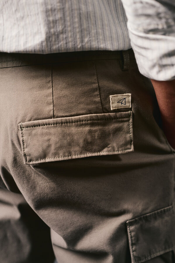 OOTO Pantal&oacute;n cargo slim fit Kaki