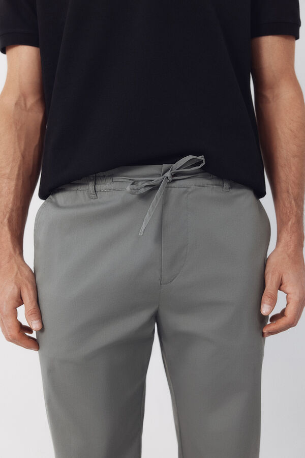 Cortefiel Pantal&oacute;n chino t&eacute;cnico ligero Kaki
