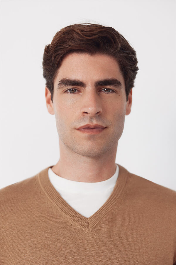 Cortefiel Jersey punto algod&oacute;n cuello pico b&aacute;sico Camel