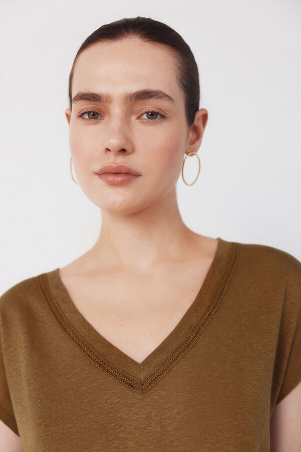 Cortefiel Playera de lino con escote en pico y l&uacute;rex Kaki