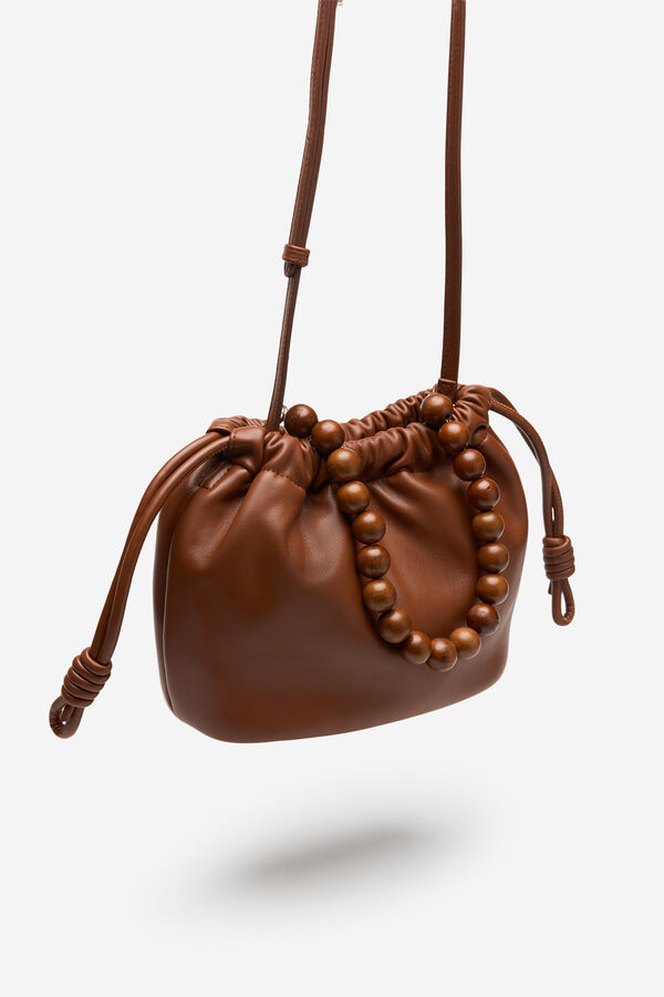 Cortefiel Bolsa fruncida con asa de bolas de madera Marr&oacute;n