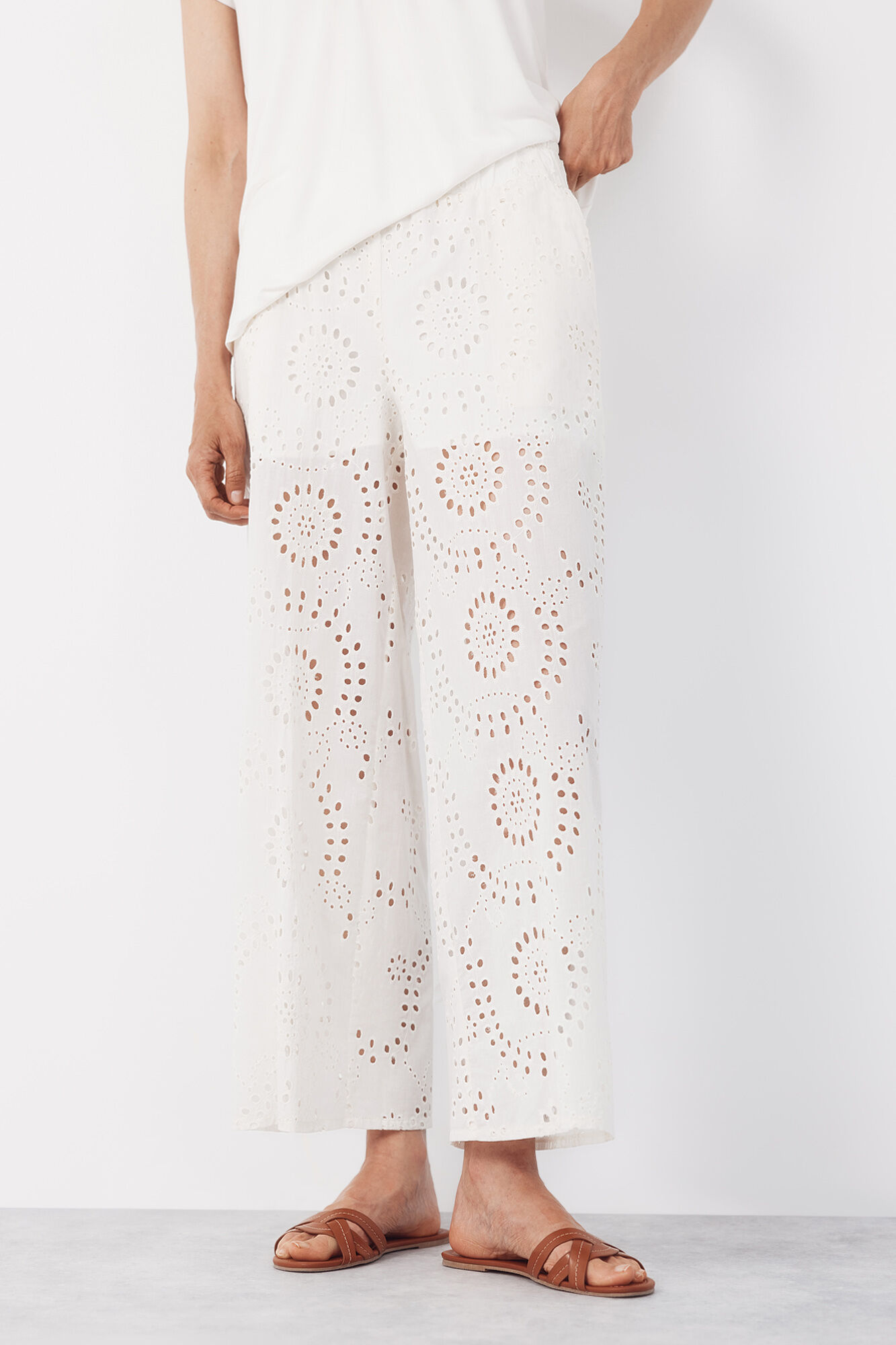 Cortefiel Pantal&oacute;n de mujer bordado