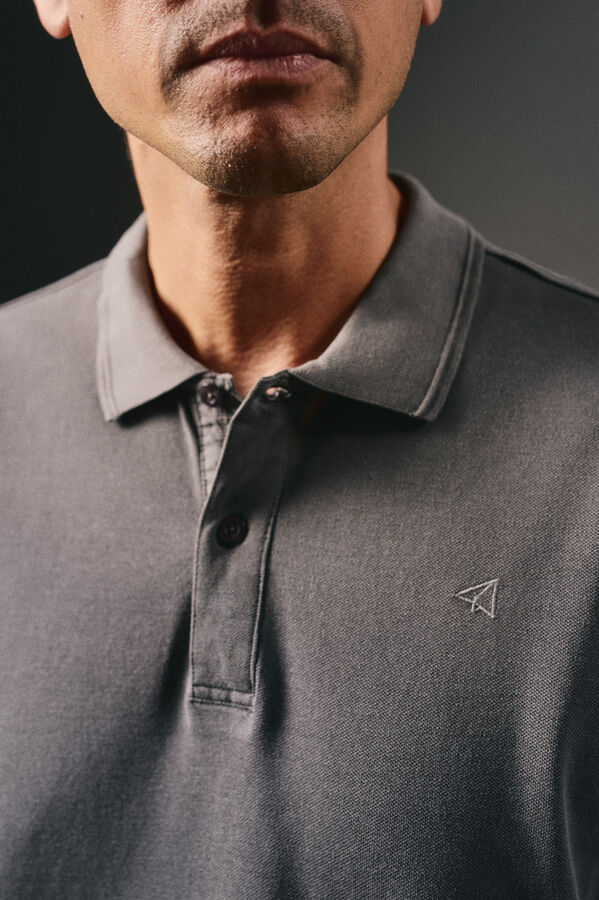 OOTO Polo piqu&eacute; lavado bordado avi&oacute;n Gris