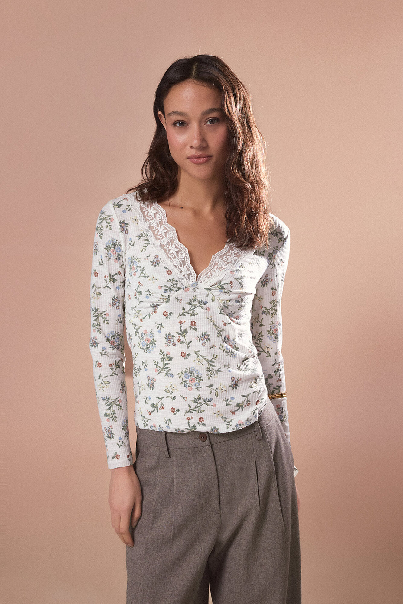 Slowlove Top con estructura y detalle de blonda