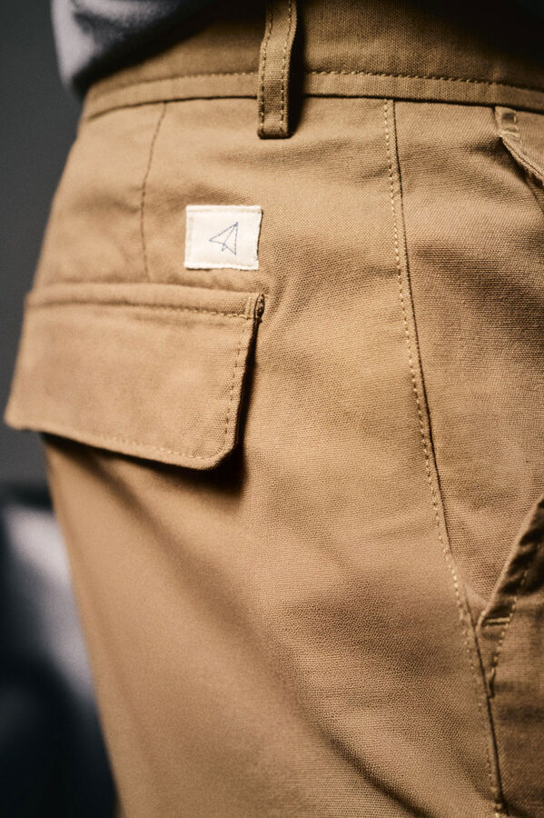 OOTO Pantal&oacute;n cargo slim fit Marr&oacute;n