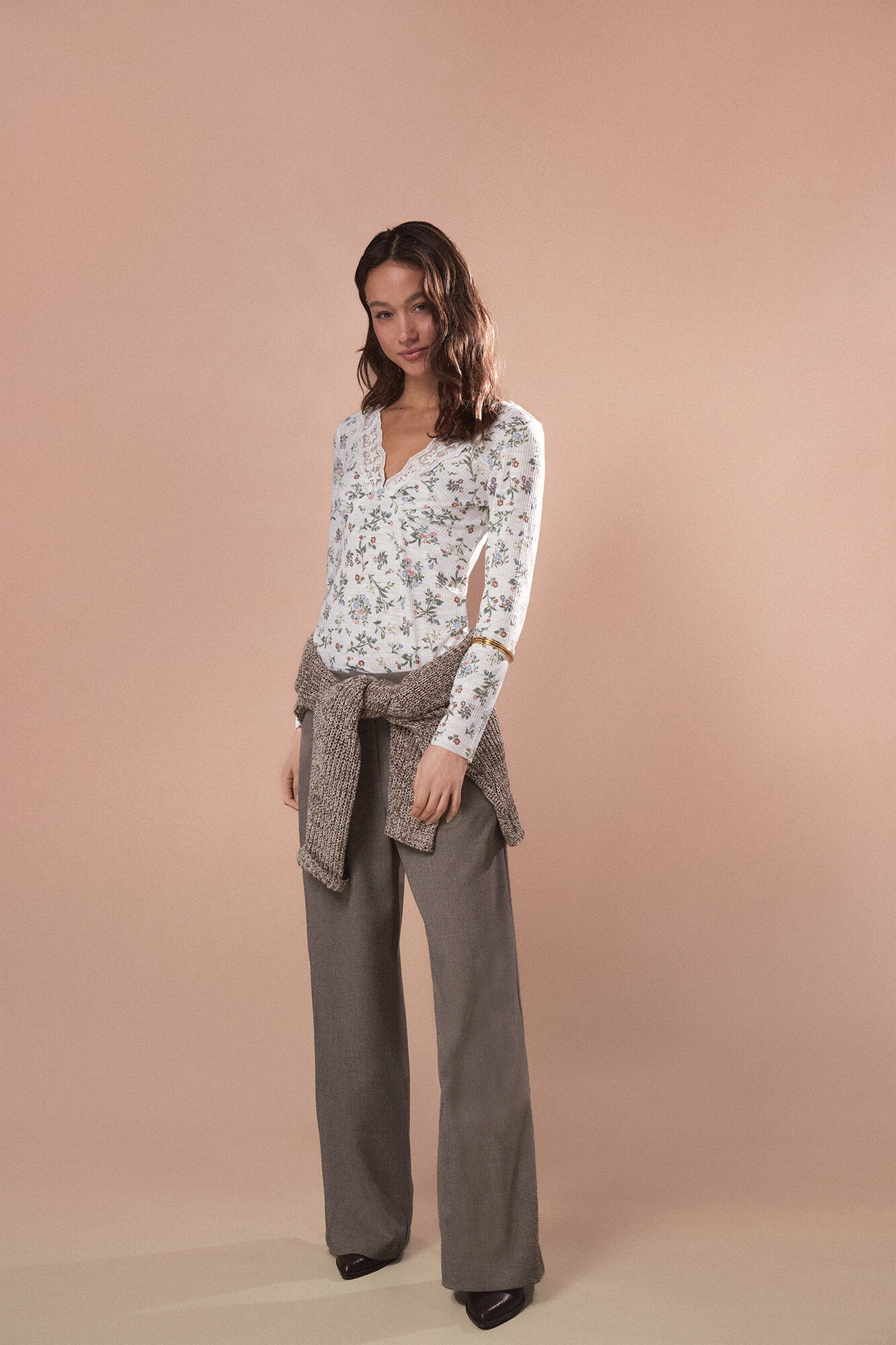 Slowlove Top con estructura y detalle de blonda