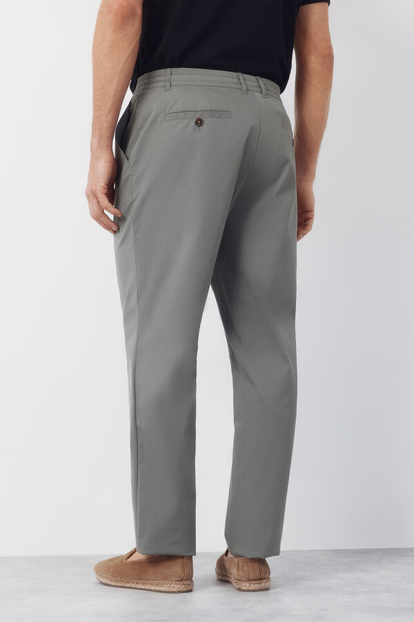 Cortefiel Pantal&oacute;n chino t&eacute;cnico ligero Kaki
