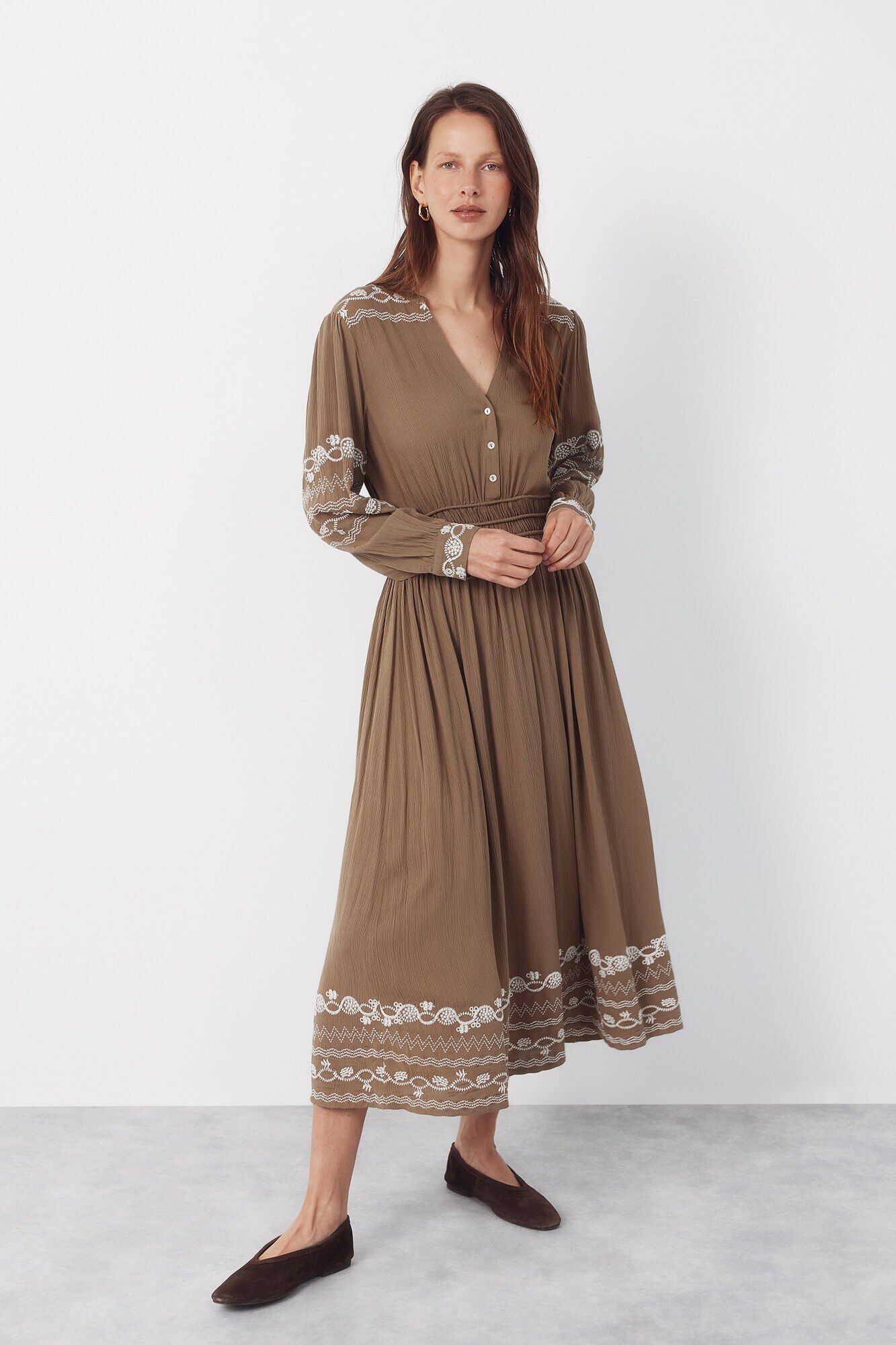 Cortefiel Vestido con bordados