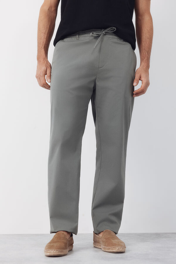 Cortefiel Pantal&oacute;n chino t&eacute;cnico ligero Kaki