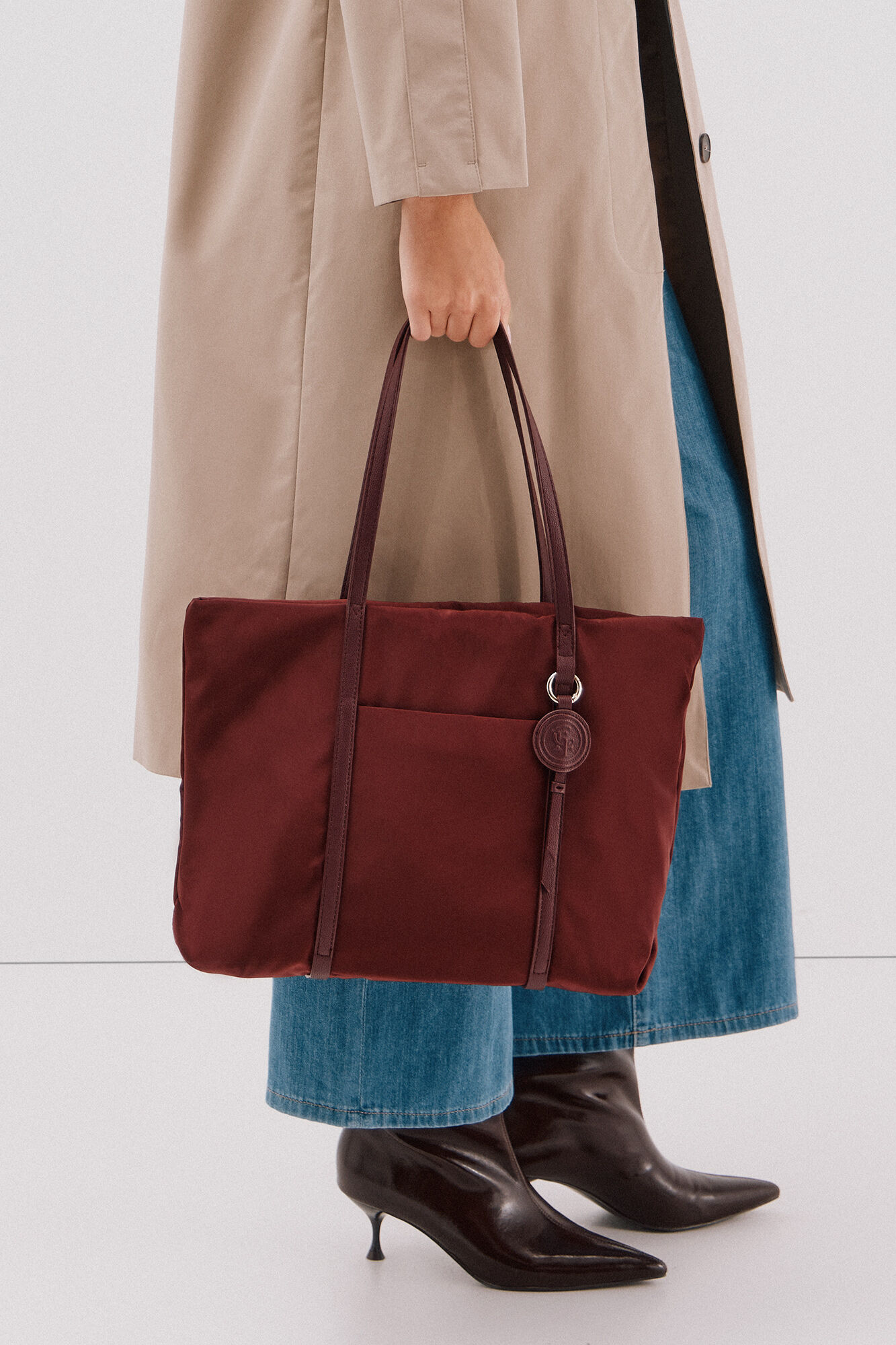 Cortefiel Bolsa shopper de nylon con logo gris