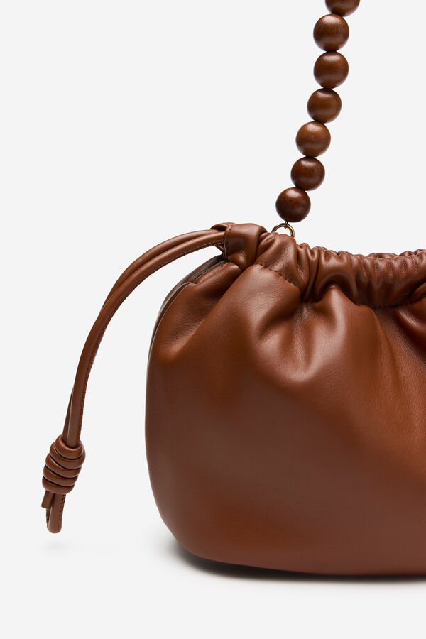 Cortefiel Bolsa fruncida con asa de bolas de madera Marr&oacute;n