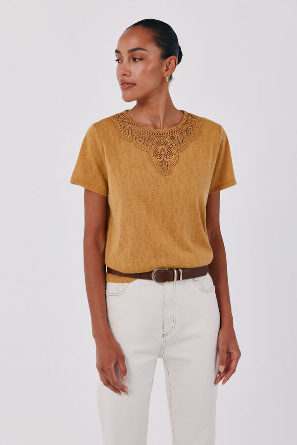 Cortefiel Playera con escote de guipur Dorado
