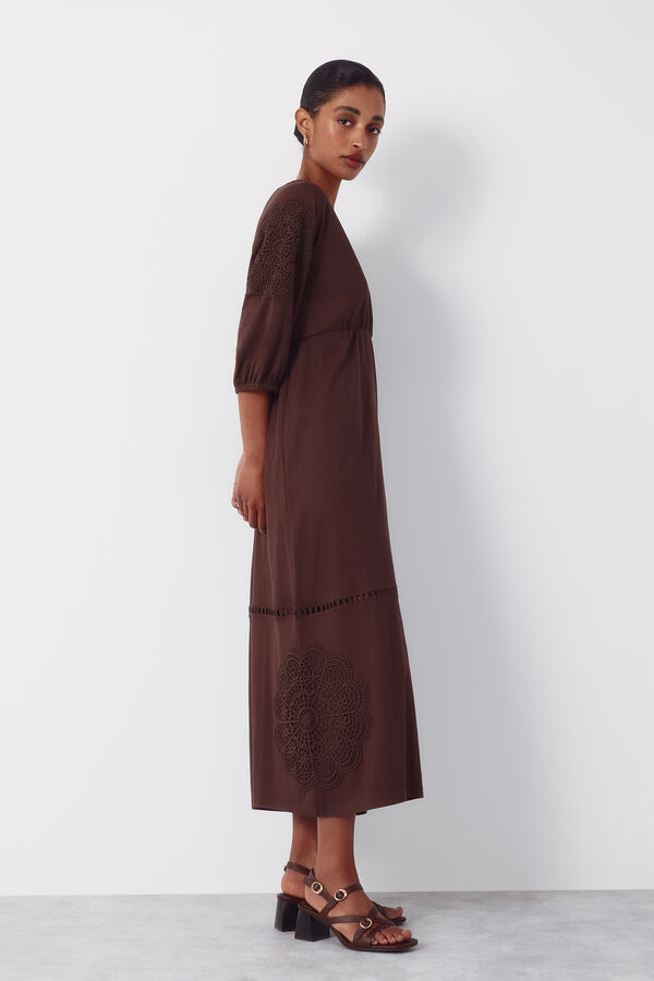 Cortefiel Vestido con parche de guipur floral Marr&oacute;n