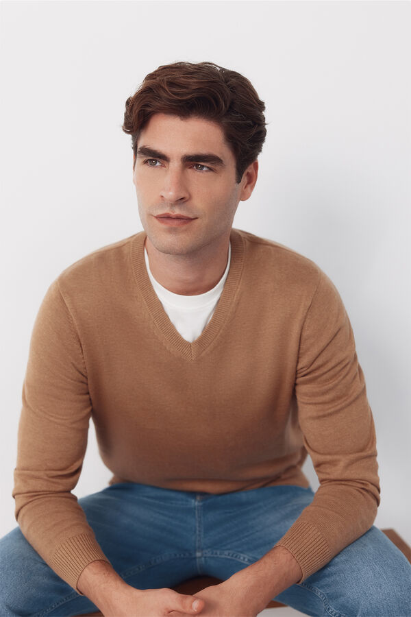 Cortefiel Jersey punto algod&oacute;n cuello pico b&aacute;sico Camel