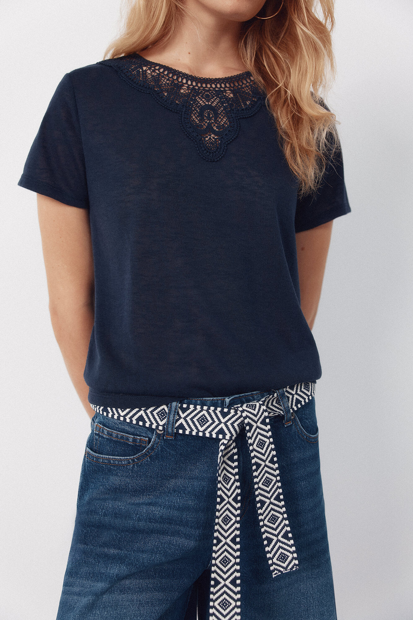 Cortefiel Playera con escote de guipur