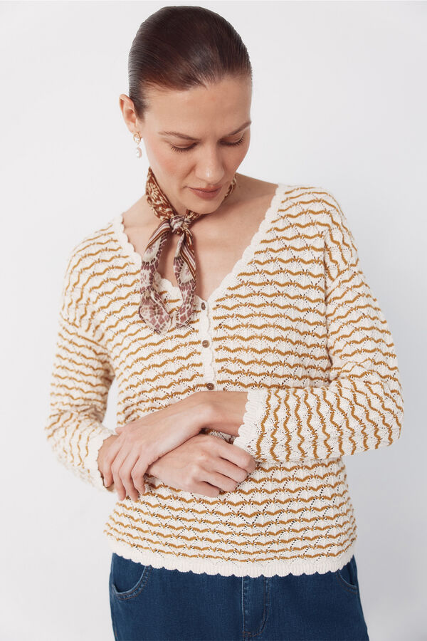 Cortefiel Su&eacute;ter calado con botones Dorado