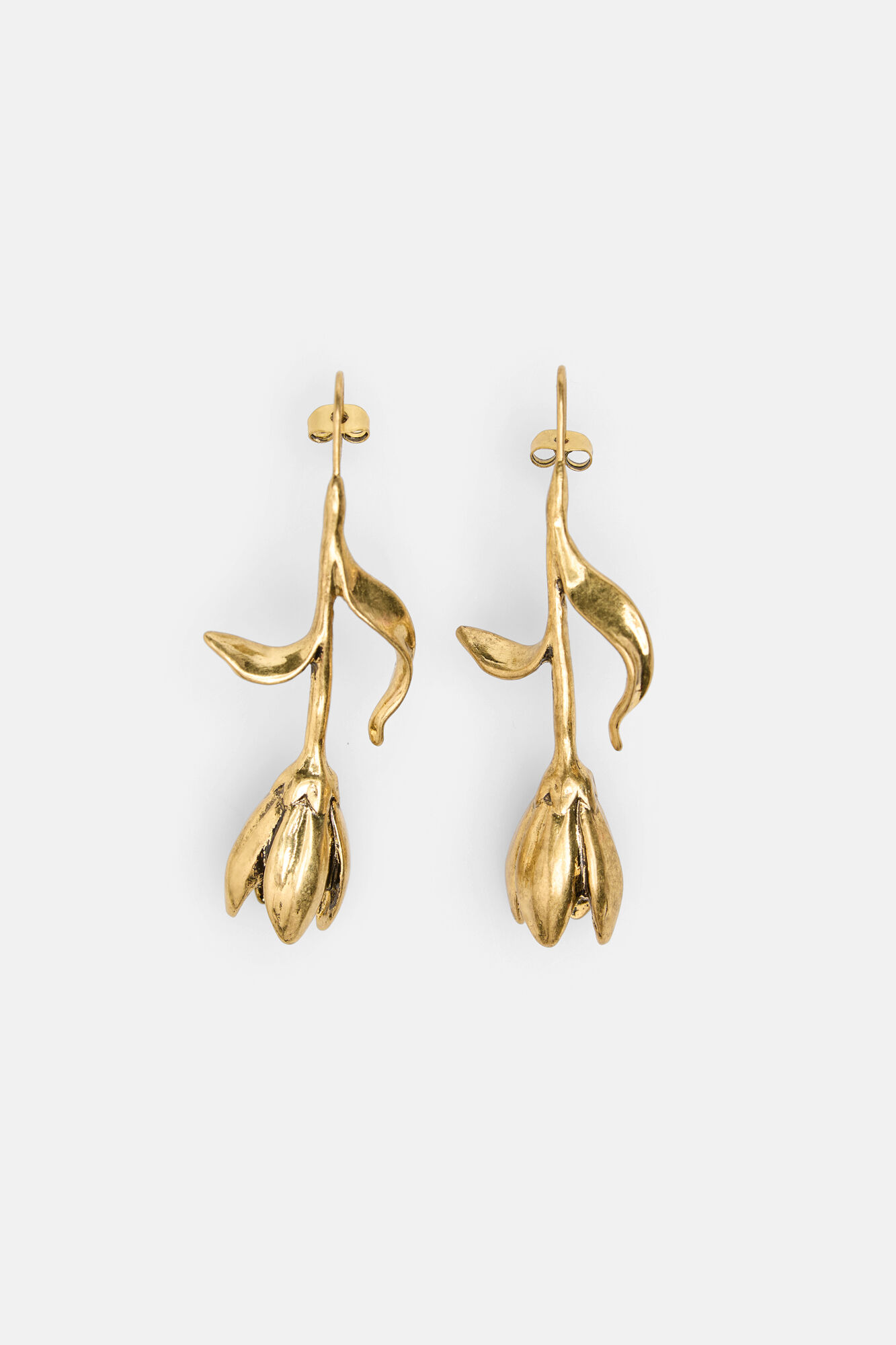 Hoss Intropia Leila. Aretes de flor ba&ntilde;ados en oro