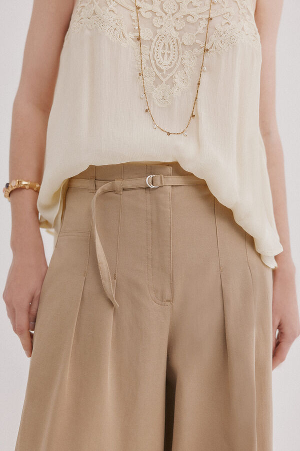 Hoss Intropia Poppy. Pantal&oacute;n flu&iacute;do con pinzas Marfil