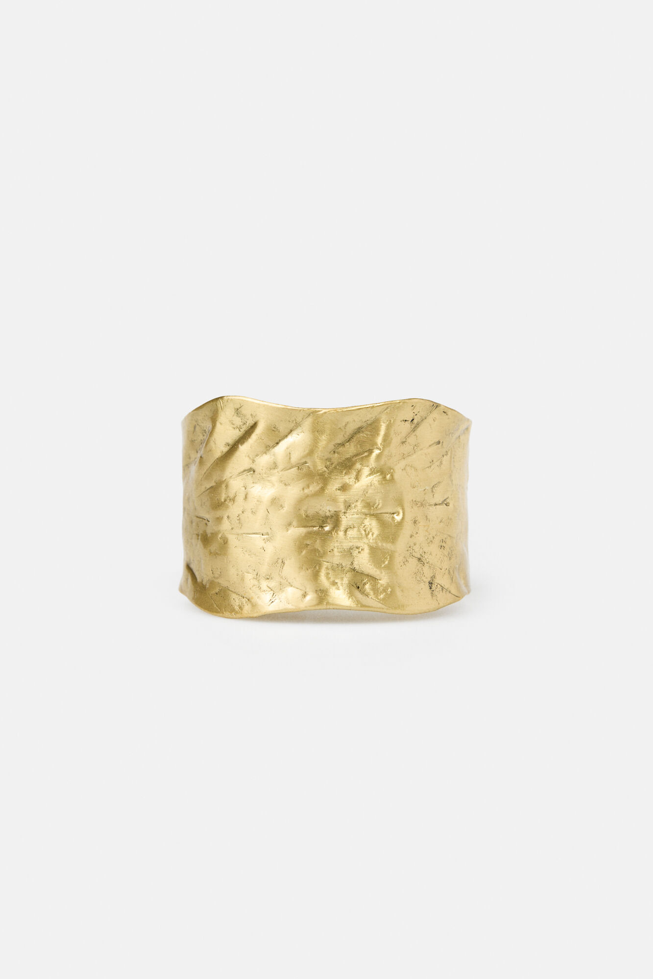 Hoss Intropia Lourdes. Brazalete ancho ba&ntilde;ado en oro