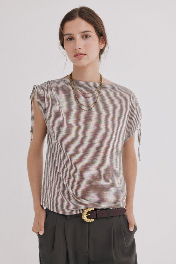 Hoss Intropia Madison. Playera fruncidos Marron
